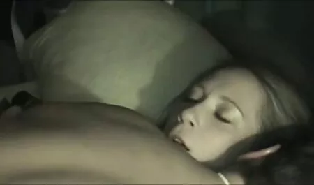 Procace pulcino caldo scopa a quattro zampe in video erotici sexy bagno con il fidanzato