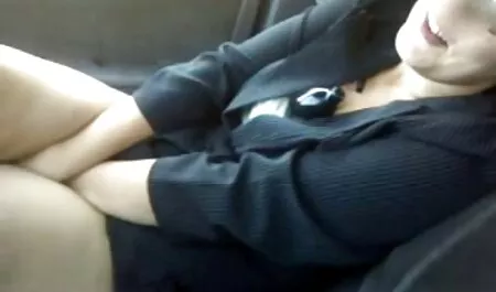 Сиськастая Baba video erotico con trama si restringe e fruste cazzo del suo fidanzato sul letto