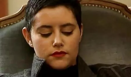 Bella bruna in una casa-pigiama scopata con l'uomo sul film massaggi porno letto