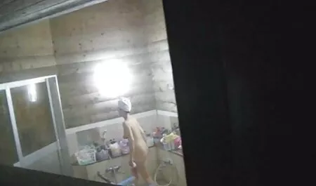 Ragazzo nero sta filmando primo piano, spinge video erotici masturbazione come un grosso tronco d'albero nella figa rosa hudyški