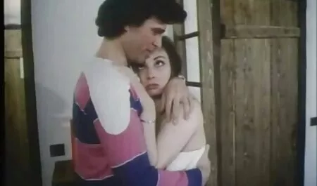 Jenny Glem film completi erotici italiani con tatuaggi sul corpo scopa sul letto con gli occhialuti uomo