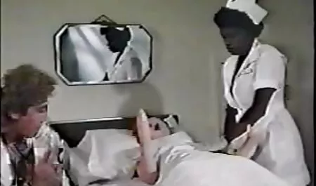 Tondeggiante donna con grandi tette e in calze nere ha sesso con l'uomo in video erotici donne mature cucina
