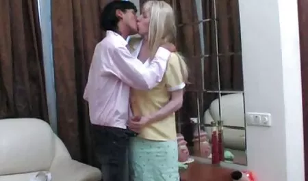 Uomo video messaggi erotici сосется labbra con procace bionda con forme voluttuose