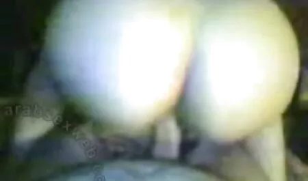 Giovani ragazze dal positivo e gemevano ad alta voce durante il video erotico hot sesso a tre con Doppia penetrazione