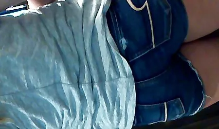 Vecchia donna mettere una sedia sul balcone a masturbarsi su di esso film erotico free
