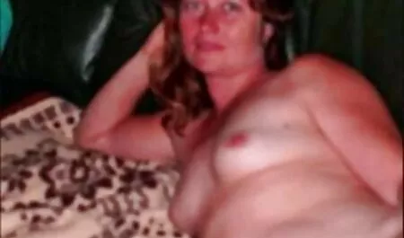 La donna nera con cappuccio e grande cuore saltato massaggi erotici video gratis su un compagno di stanza bianco