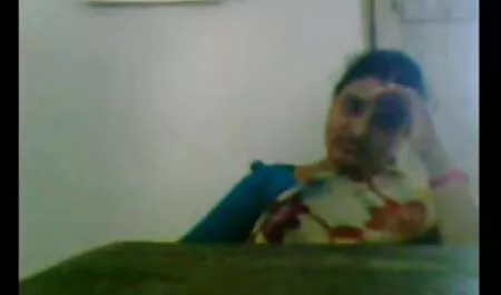 Giovane ragazza in un rosso T-SHIRT succhiare il cazzo videoeroticiitaliani cazzo amico in Il auto e scopata con lui in Il Hotel