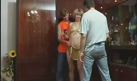 Il venditore del negozio ha fatto sesso con un giovane cliente video erotici studentesse con gli occhiali