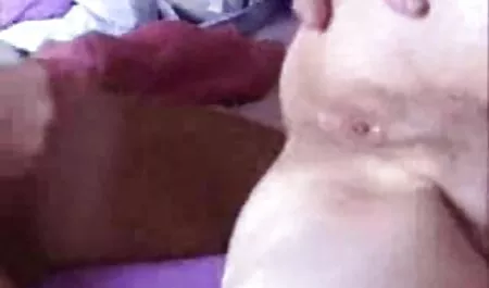 Coppia ospita la vicinanza su filmati erotici italiani gratis un materasso, utilizzando l'olio per il corpo