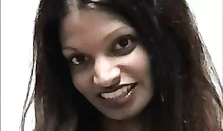 Donna video erotici trans nera seduce il prossimo petto e si sedette sul suo cazzo