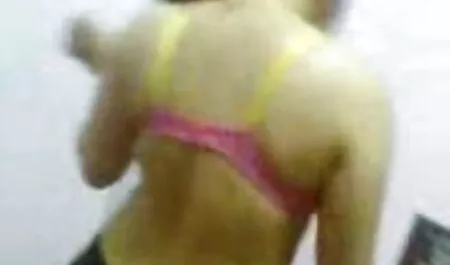 Ragazza davanti film amatoriali erotici allo specchio lucido tette e cavalca il pene dell'amico