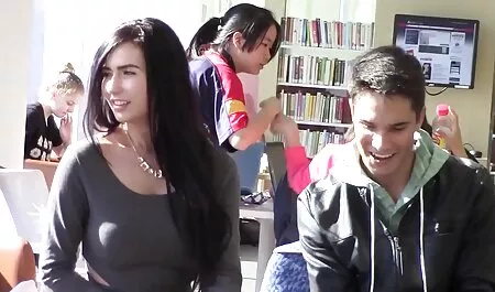 Signora con enorme migliori video erotici tette lecca e bites Capezzoli chiudere su