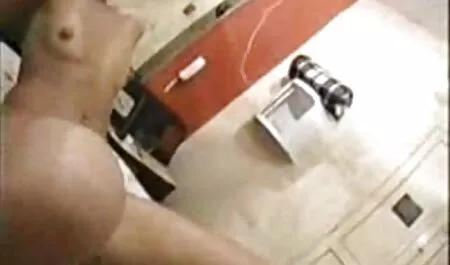 Procace Holly James pone in cucina nel ruolo di vedere film erotico governante