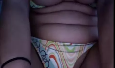 A pelo lungo lesbiche in film erotico gratuito giro in pantaloncini corti compagno sul pavimento sotto il tavolo