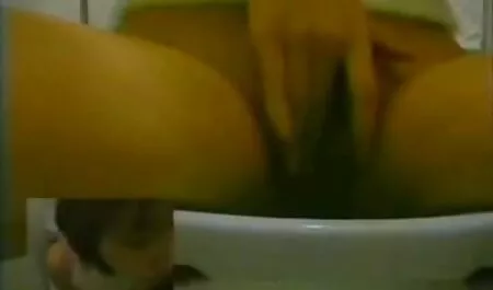 Ragazza magra con seni piatti si occupa del sesso tecnico con un erotici italiani video uomo russo nella stanza bianca