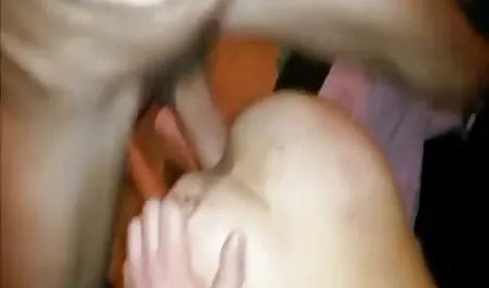 Skinny pulcino in camicetta colorata succhiare il cazzo l'uomo e saltò su video erotici masturbazione di lui