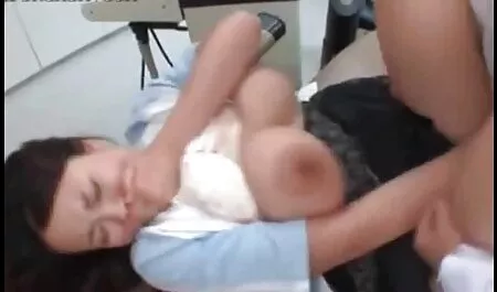 Donna nera con film pornoerotico rasata писей inserita nel buco con un giocattolo del sesso