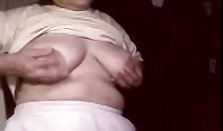 Un uomo in una maglietta bianca ha video erotici in hd messo una ragazza in ginocchio e le ha dato in bocca