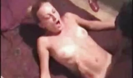 Bruna soddisfa il sesso con un uomo in natura senza film eros gratis parole