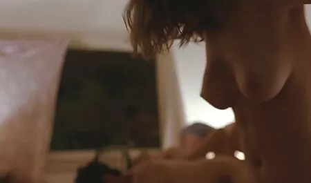 Giovane bellezza con grandi tette geme dolcemente durante video erotici francesi il sesso anale