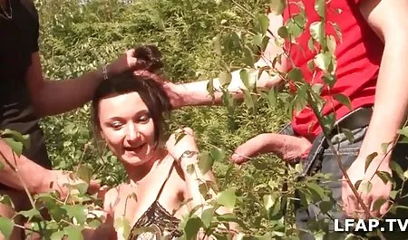 MILF in calze si video erotici hd estende culo bottiglie con alcol