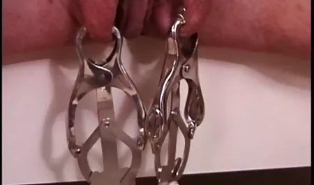 Ragazza con grandi tette naturali film massaggi erotici lecca il suo sperma con un lungo pene